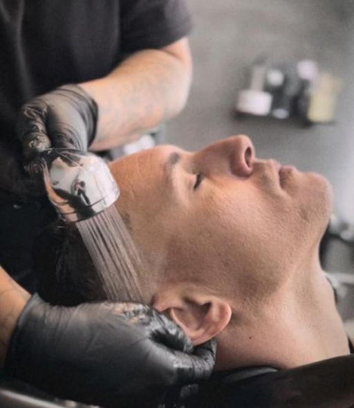 Profissional da Studio Brooklin realizando cuidado capilar em cliente